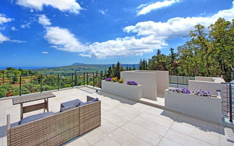 Villa Kallos: Draussen, Sommer