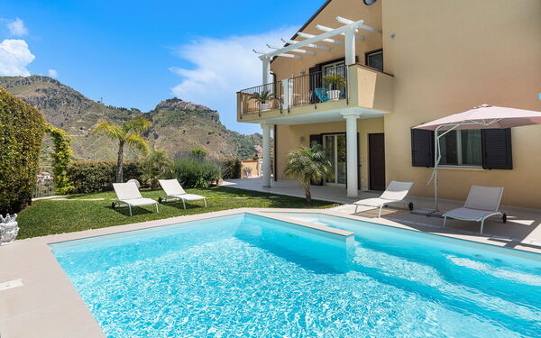 Villa Giutitta: Außen, Garten, Schwimmbad