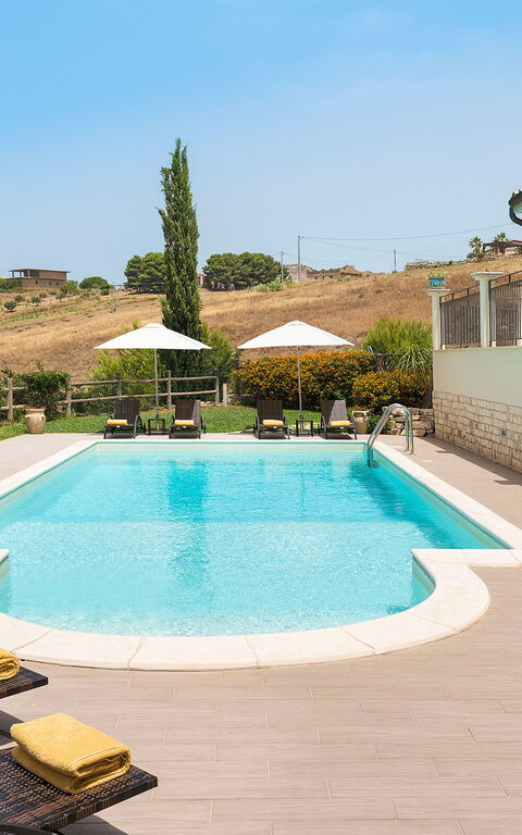 Villa Anthea: Ansichten, Draussen, Garten, Schwimmbad