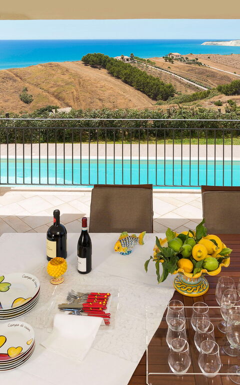 Villa Anthea: Ansichten, Außen, Schwimmbad