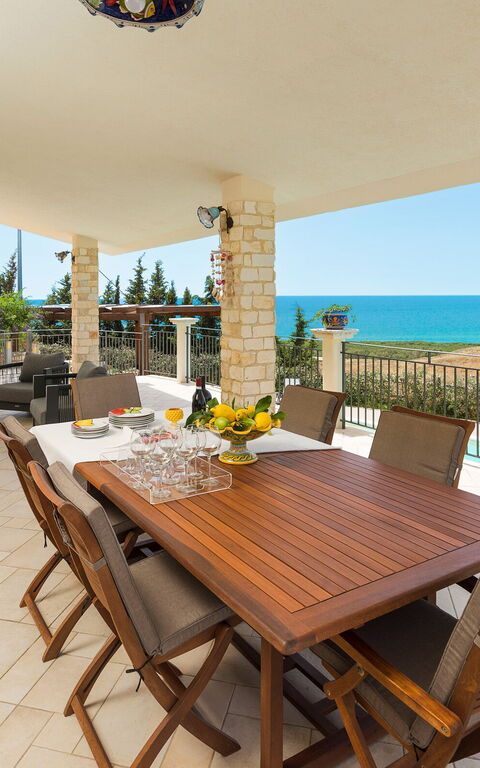 Villa Anthea: Ansichten, Außen, Schwimmbad