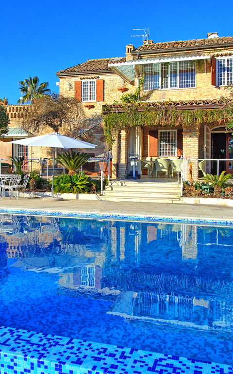 Villa Vittoria: Schwimmbad