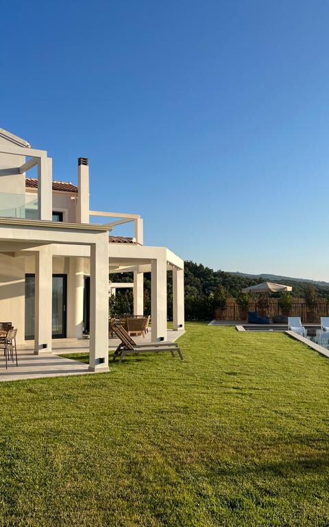 Villa Acropolitana: Ansichten, Außen, Balkon / Terrasse / Patio, Draussen, Garten, Schwimmbad, Sommer