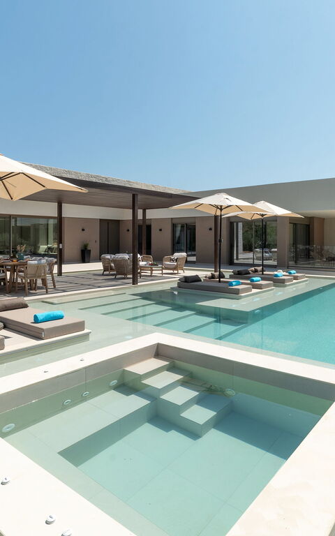 Villa El: Schwimmbad, Whirlpool