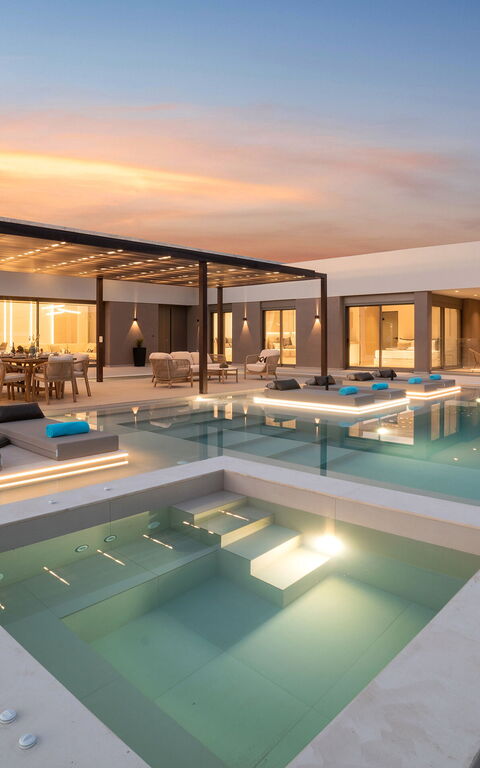 Villa El: Schwimmbad, Whirlpool