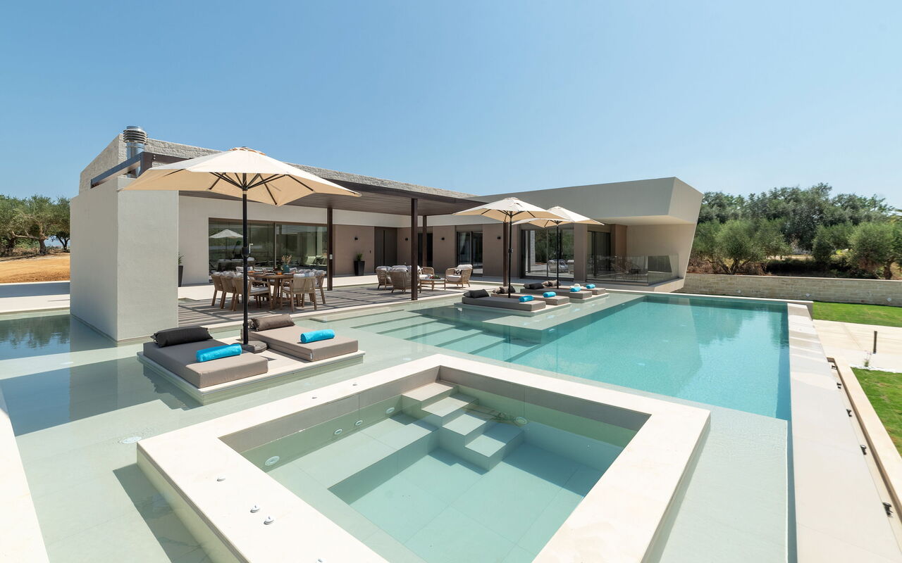 Villa El: Schwimmbad, Whirlpool