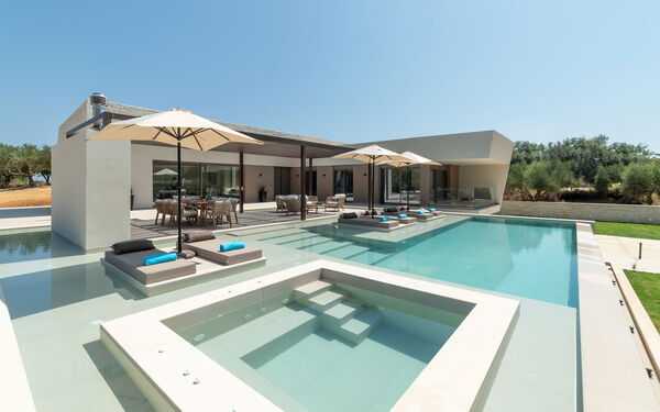 Villa El: Schwimmbad, Whirlpool