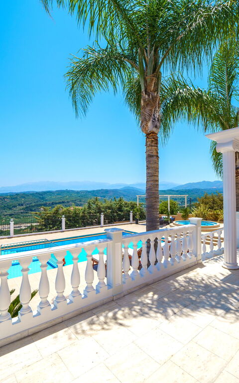 Iro Royal Villa: Außen, Balkon / Terrasse / Patio, Draussen, Schwimmbad