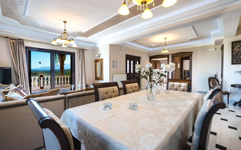 Iro Royal Villa: Esszimmer, Wohnzimmer