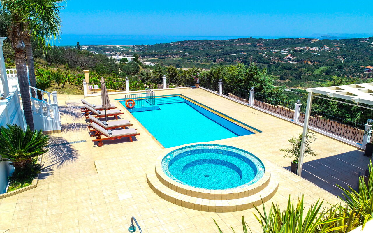 Iro Royal Villa: Ansichten, Außen, Draussen, Schwimmbad, Whirlpool