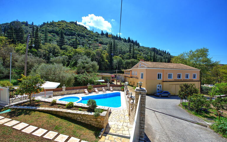 Villa Angie: Draussen, Schwimmbad