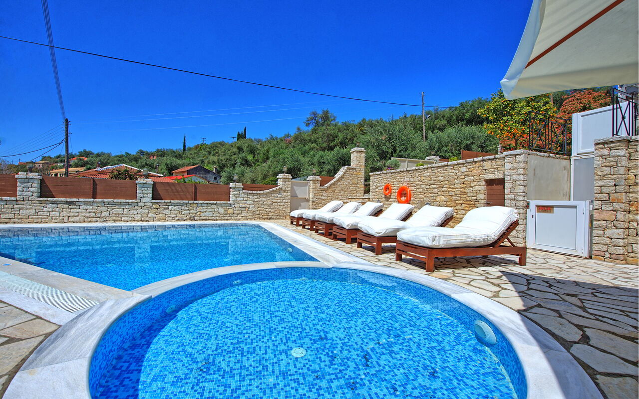 Villa Angie: Draussen, Schwimmbad