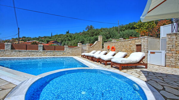 Villa Angie: Draussen, Schwimmbad
