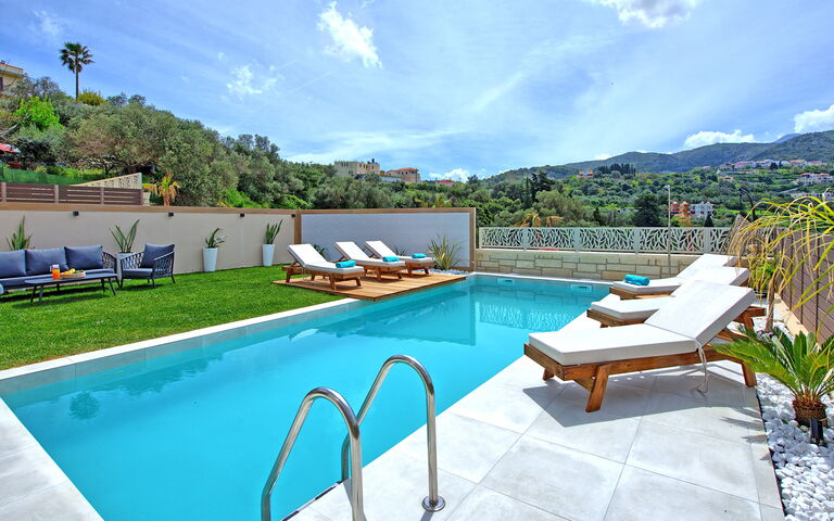 Villa Silentium Evilia: Draussen, Garten, Schwimmbad