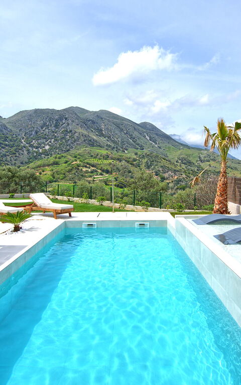 Villa Silentium Olia: Draussen, Garten, Schwimmbad, Sommer