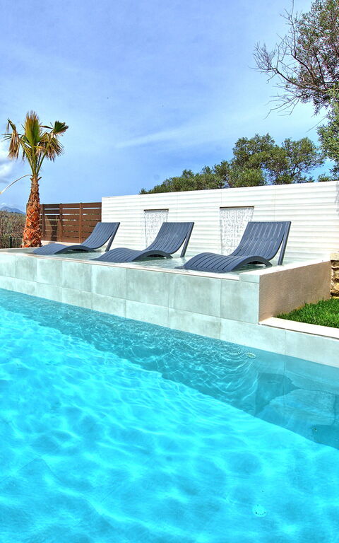 Villa Silentium Olia: Draussen, Garten, Schwimmbad, Sommer