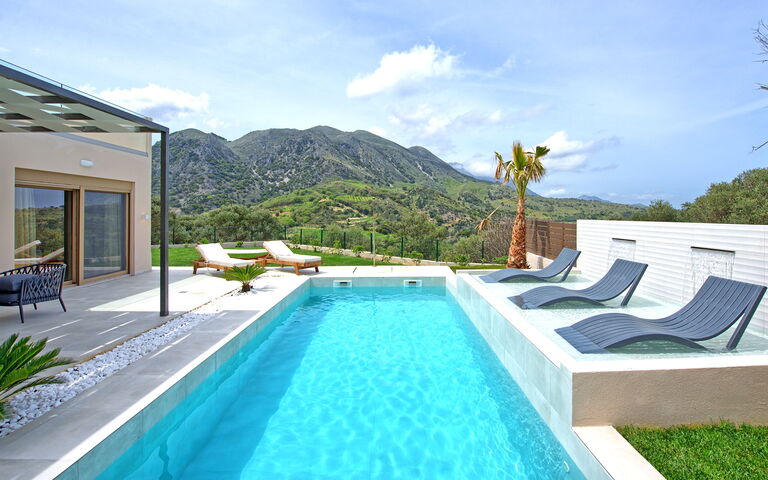 Villa Silentium Olia: Draussen, Garten, Schwimmbad, Sommer