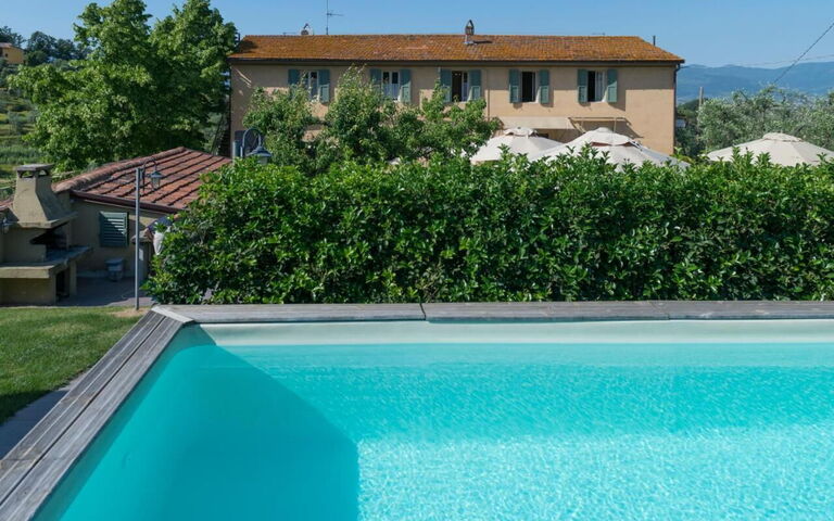 Bello Stare: Außen, Draussen, Schwimmbad