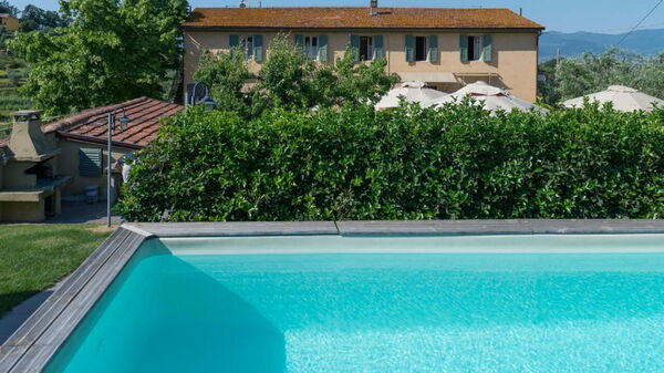 Bello Stare: Außen, Draussen, Schwimmbad