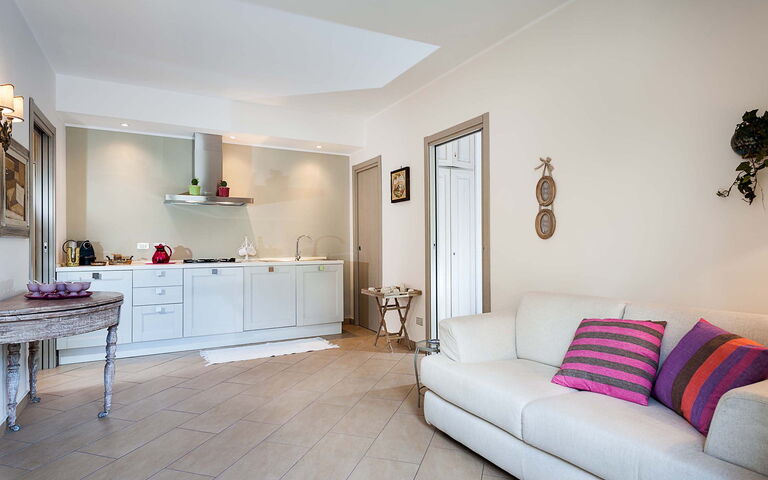 Villa Montefiore: Küche, Wohnzimmer