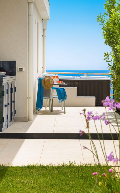 Villa Hermes: Ansichten, Draussen, Garten, Sommer