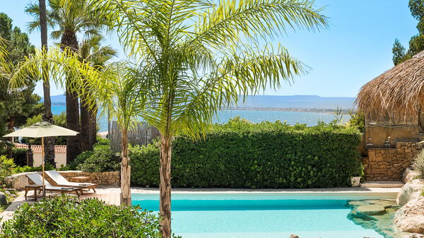 Villa Madda: Draussen, Schwimmbad