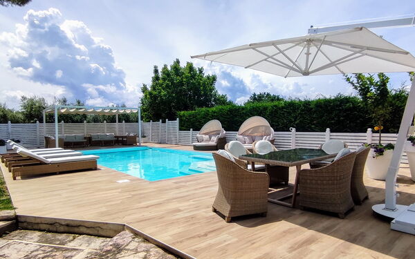 Villa Tagliaferri: Schwimmbad, Sommer