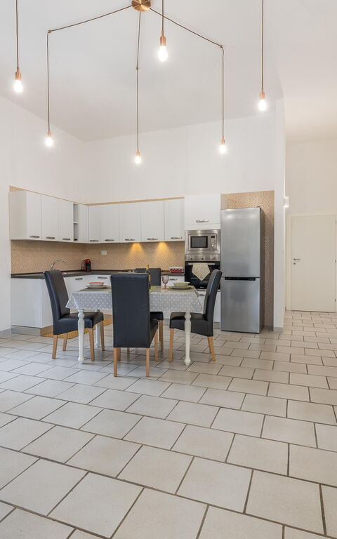 Villa Narkive: Esszimmer, Küche, Wohnzimmer