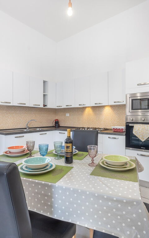 Villa Narkive: Esszimmer, Küche, Wohnzimmer