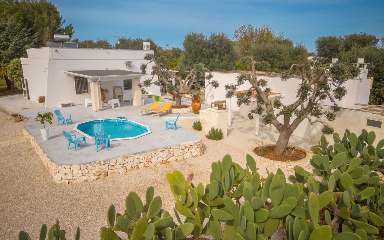 Villa Narkive: Draussen, Garten, Haupteingang