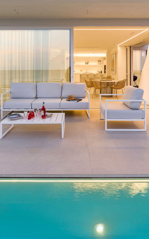 Bedda Matri: Außen, Draussen, Schwimmbad