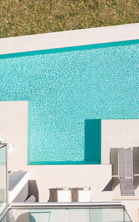 Bedda Matri: Außen, Draussen, Schwimmbad