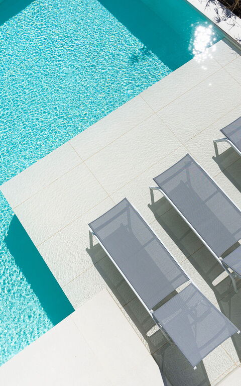 Bedda Matri: Außen, Draussen, Schwimmbad