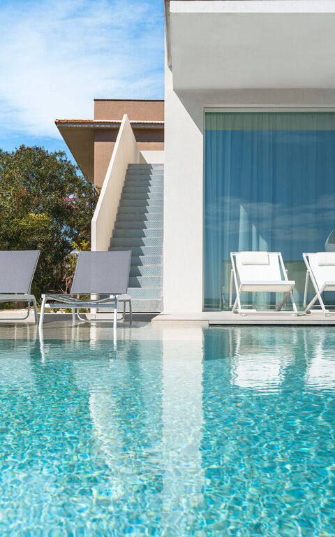 Bedda Matri: Außen, Draussen, Schwimmbad