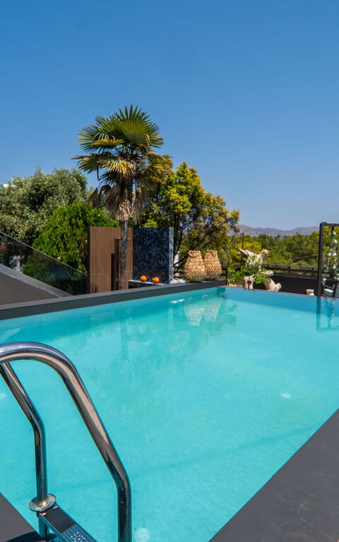 John Residence: Draussen, Schwimmbad