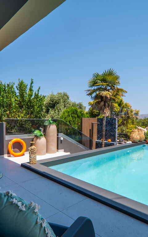 John Residence: Draussen, Schwimmbad