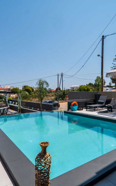 John Residence: Draussen, Schwimmbad