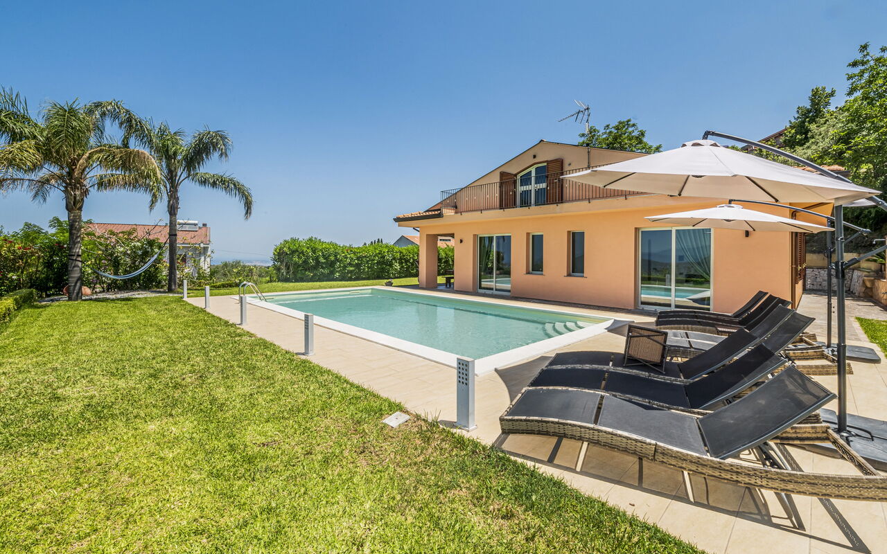 Villa Malu: Außen, Draussen, Garten, Schwimmbad