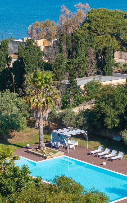Villa Maraus: Ansichten, Garten, Schwimmbad