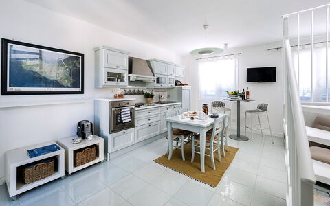 Unterkunft Delfino: Esszimmer, Küche, Wohnzimmer