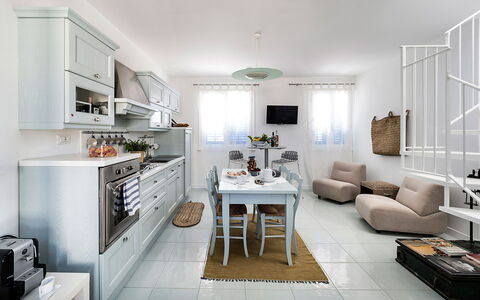 Unterkunft Delfino: Esszimmer, Küche, Wohnzimmer