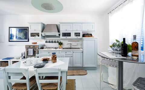 Unterkunft Delfino: Esszimmer, Küche, Wohnzimmer