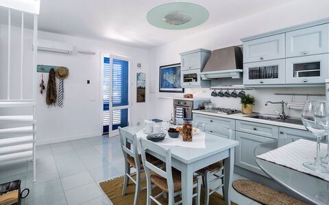 Unterkunft Delfino: Esszimmer, Küche, Wohnzimmer