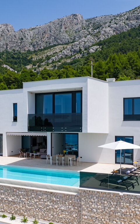 Villa Loma: Ansichten, Außen, Balkon / Terrasse / Patio, Schwimmbad