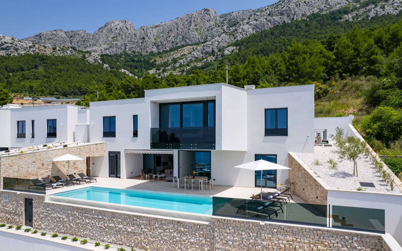 Villa Loma: Ansichten, Außen, Balkon / Terrasse / Patio, Schwimmbad