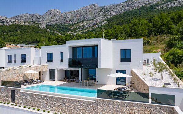 Villa Loma: Ansichten, Außen, Balkon / Terrasse / Patio, Schwimmbad