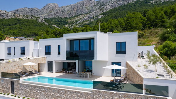 Villa Loma: Ansichten, Außen, Balkon / Terrasse / Patio, Schwimmbad