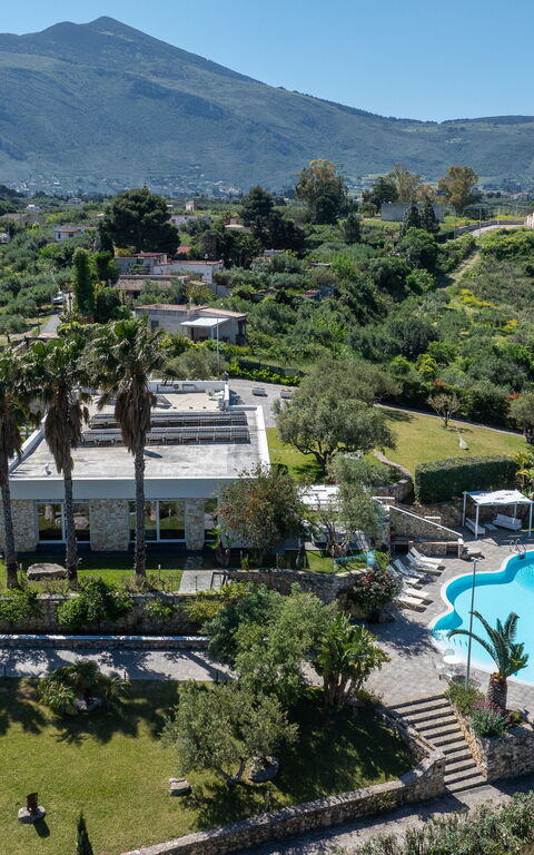 Villa Demetra: Ansichten, Garten, Schwimmbad