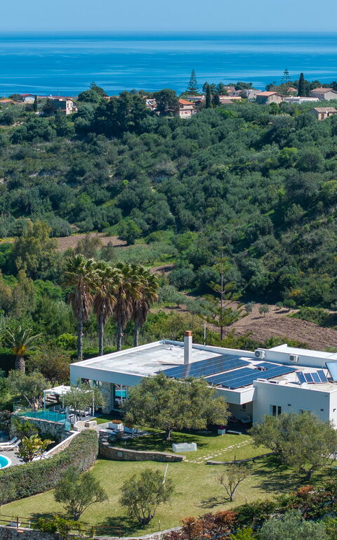 Villa Demetra: Ansichten, Garten, Schwimmbad