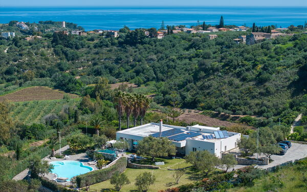 Villa Demetra: Ansichten, Garten, Schwimmbad